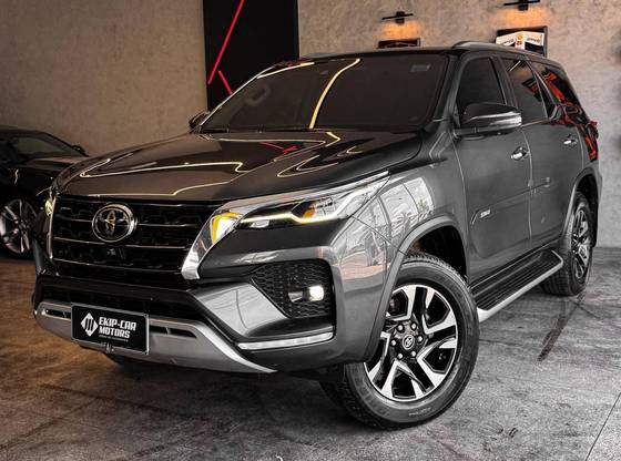 TOYOTA HILUX SW4 2.8 D-4D TURBO DIESEL DIAMOND 7L 4X4 AUTOMÁTICO